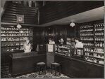 Interieur van apotheek Warmolts met interieur van Kruyswijk.
<br/>
Archief van Apotheek Warmolts, Beeldbank Stadsarchief, ca 1928